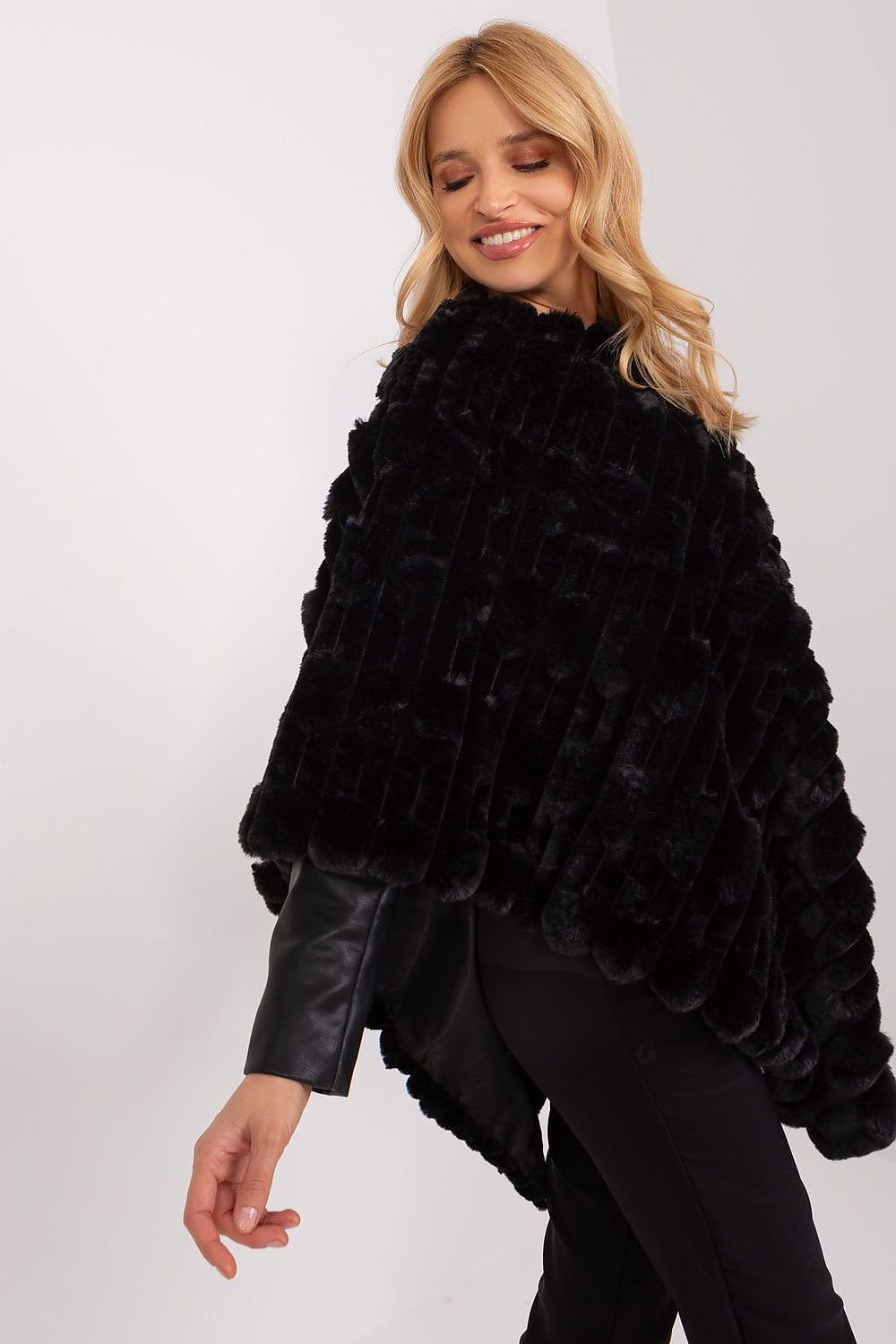 Poncho model 190863 AT