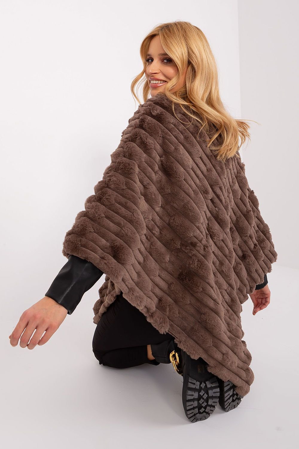 Poncho model 190863 AT